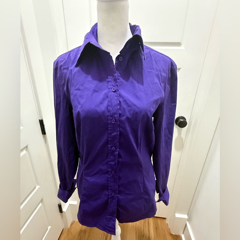 Escada. Purple Women’s Fitted Button Down. Size 38 (large).